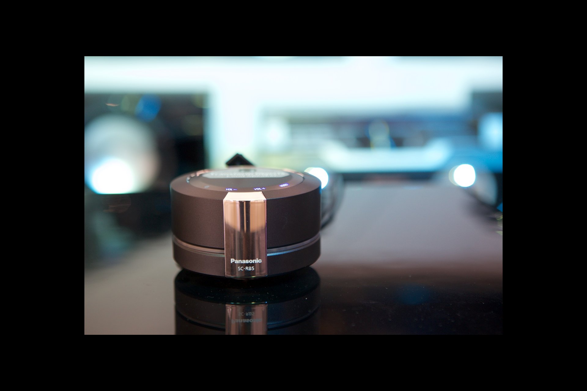 Qualitativ nicht ganz so gut, aber trotzdem ein Hingucker war der neue mobile Bluetooth-Speaker RB5. Das Spezielle an diesem Gerät ist seine Resonanz-Bass-Technologie. So besitzt der Speaker selber eigentlich keine Lautsprecher, sondern muss mit einer Oberfläche verbunden werden, welche dann als Resonanzboden verwendet wird. Das kann eine Motorhaube oder eine Kartonschachtel sein.